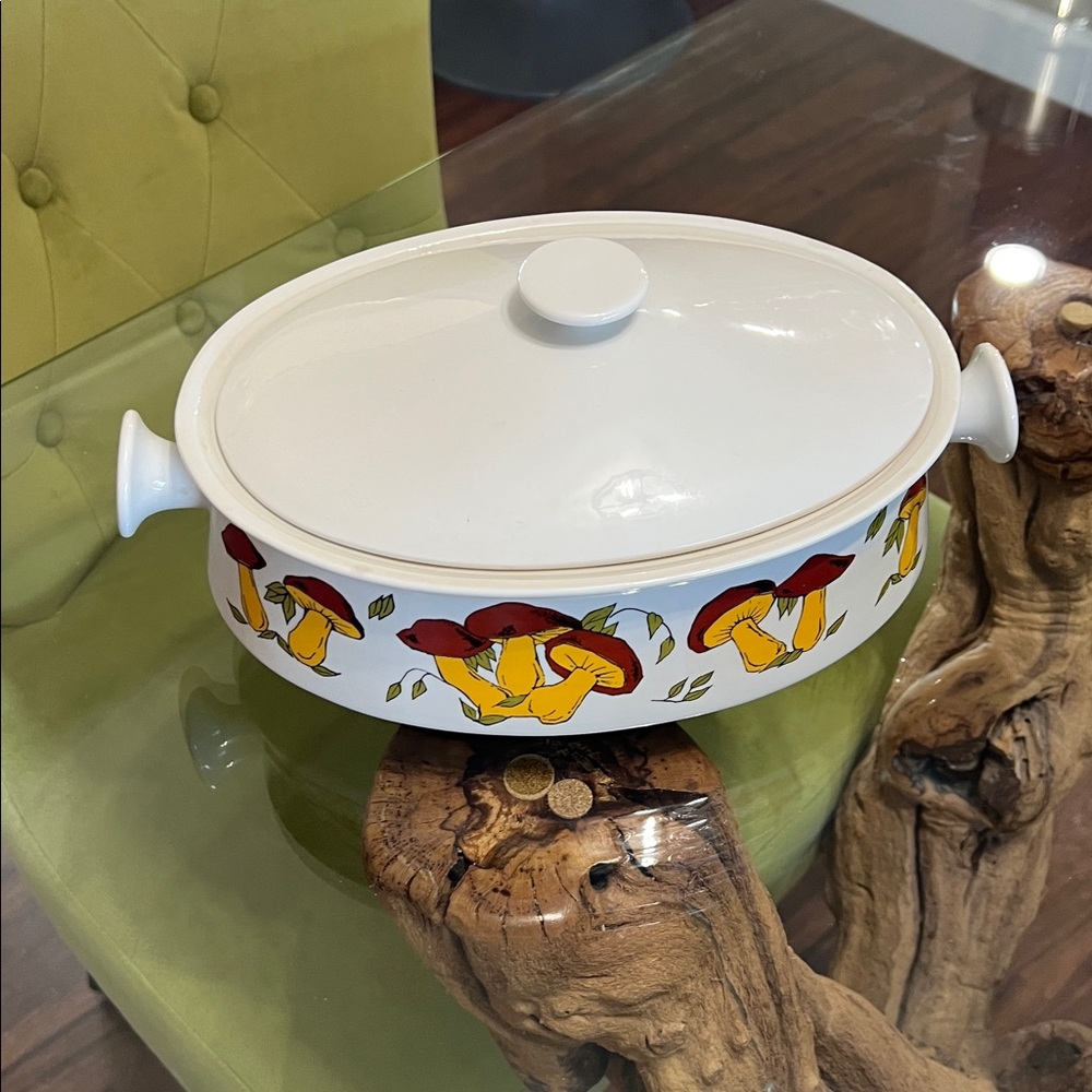 Vintage White Casserole Dish with Mushroom Design by Goodwood made in Japan - Picture 10 of 10
